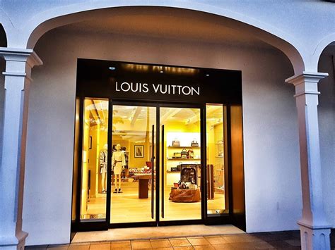 louis vuitton hours today